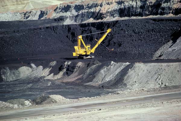 Coal mining in Wyoming (Wiki commons).